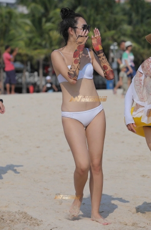 白色三点式比基尼MM