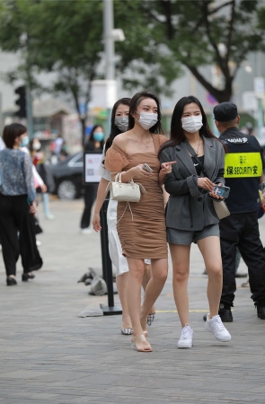 四九城嘎子街拍作品 – 美腿高跟小姐姐