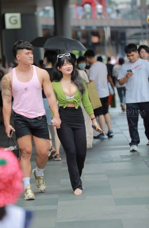 街拍黑色长裤小姐姐