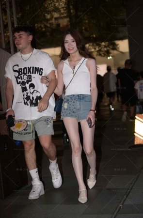 街拍热裤长腿凉高美女