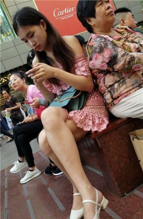 4K 粉色连衣裙街拍美腿气质美女 [620 MB]