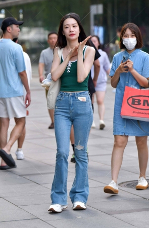 街拍高挑的牛仔裤小姐姐