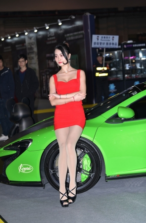 红色包屯裙，长腿肉丝车模