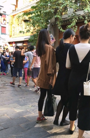 和朋友一起游玩的连衣裙黑色丝袜高个长发妹子