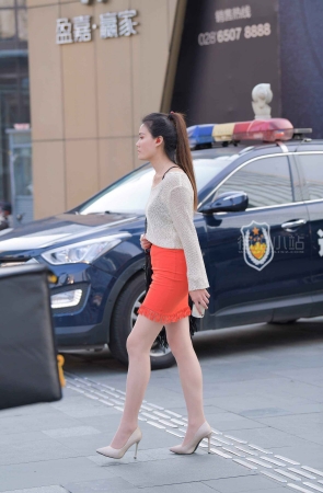 街拍橙色群性感高跟美女