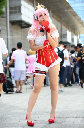 红衣丰满的coser