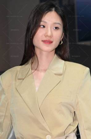 2552-14=38√靓丽美腿美足车模在上班呢 11P