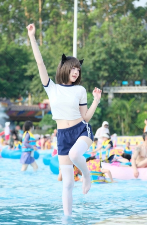 白丝热裤女孩儿