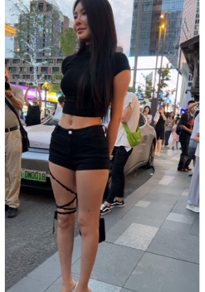 超清4K街拍大长腿美女2分01秒 [654 MB/MOV]