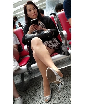 4k-鱼嘴高跟鞋豹纹连衣裙街拍美腿