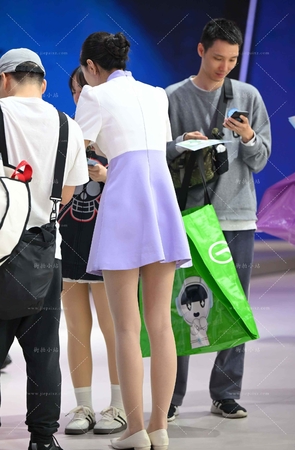 工作中的淡紫色连衣裙礼仪小姐姐