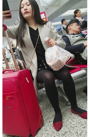 黑色丝袜红鞋美女