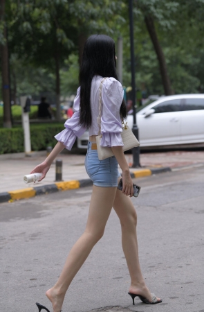 蓝色牛仔热裤长腿美女