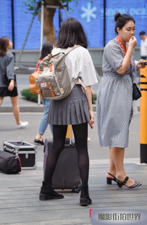 百褶裙黑丝四眼妹3A1294[418M]