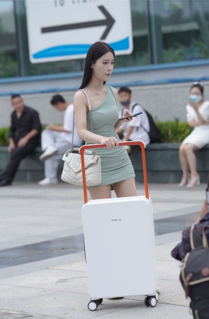 甜美小白鞋修身裙