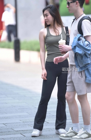 ↖对着橱窗自我欣赏