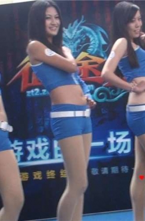 征途游戏舞台上的小清新美女们。