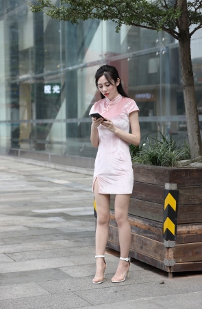 极品粉色旗袍肉丝美腿美眉