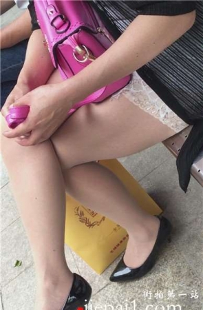 公交站遇见极品美腿高跟鞋少妇，有韵味加性感。