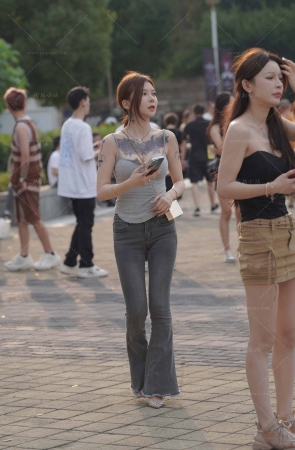 灰色牛仔裤纹身美女