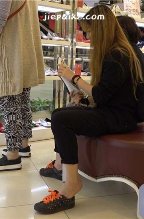 试鞋的黄头发妹子 [1.62 GB/MP4]