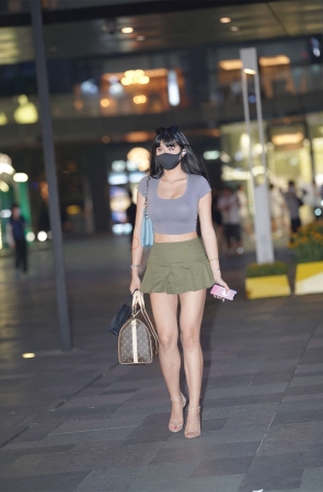 绿色短裙美腿美胸