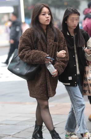 街拍黑丝妹子