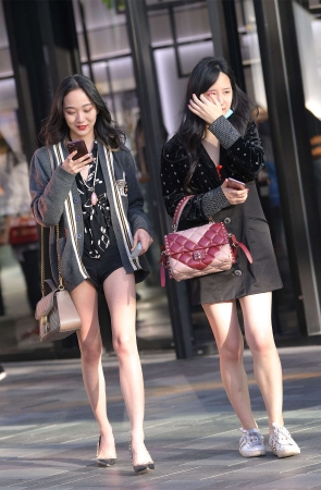 魂魂街拍作品 – 迷人的长腿妹儿