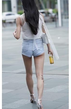 热裤月牙美女(79P)[1020M/JPG]