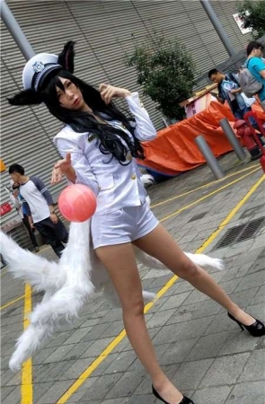 4K – 白色短裤苗条长腿少女玩cosplay