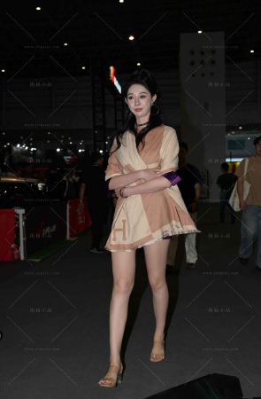 下班了的包臀裙美女