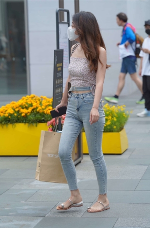 简约灰色牛仔裤