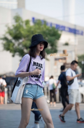 紧身热裤大长腿美女