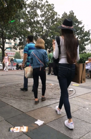 蓝色紧身牛仔裤大长腿模特