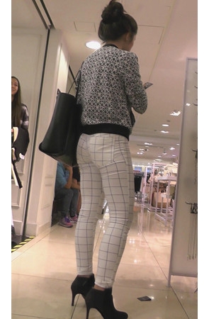 白色格子紧身裤妹子