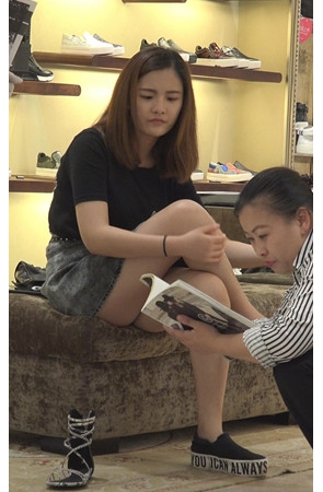 换鞋的牛仔裙小姐姐