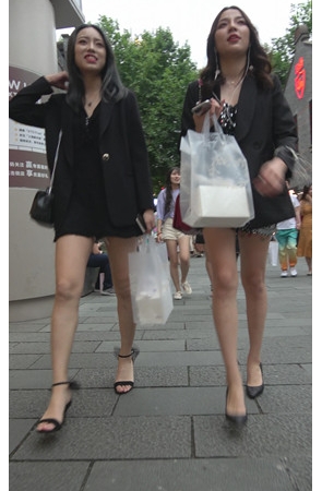 两个漂亮的美女小姐姐