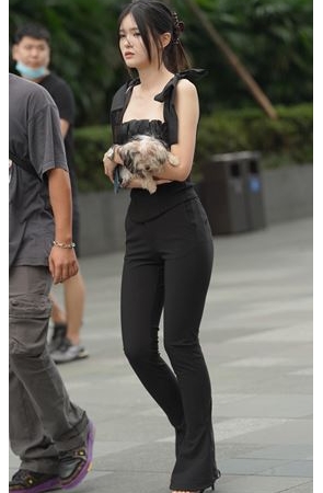 抱着小狗的黑色紧身裤美女(75P)