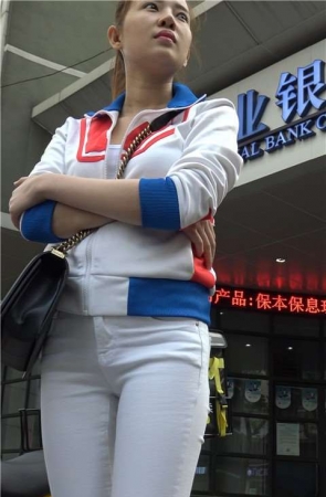4K 街拍紧身白裤马尾辫苗条小姐姐 2  [1.09 GB]
