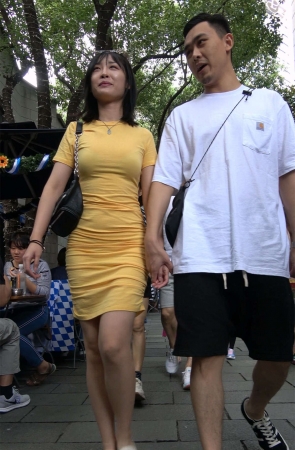 黄色包臀裙美女