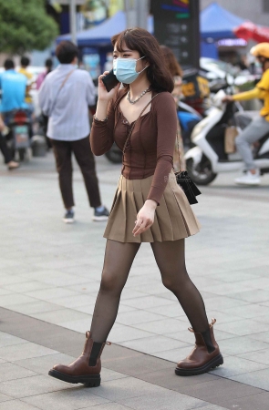 黑丝街拍短裙妹子