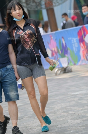喝星巴克的短裤美女