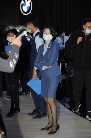 【街拍心灵】宝马黑丝街拍高跟蓝色制服销shou