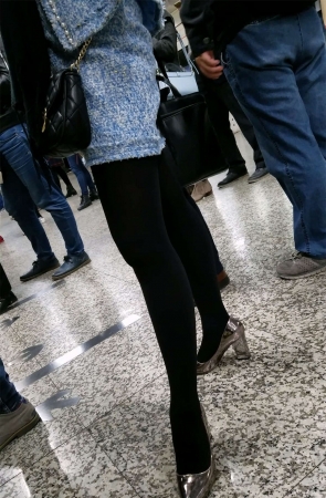 地铁拍摄蓝色套装少妇OL黑色丝袜光亮银色高跟