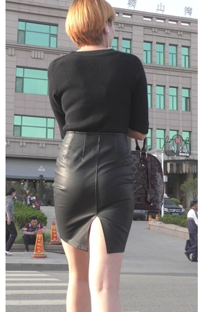 黄发紧身皮裙mm[1.53G/MP4]