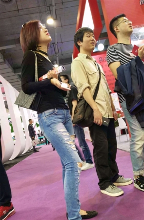 破洞紧身蓝牛气质美女