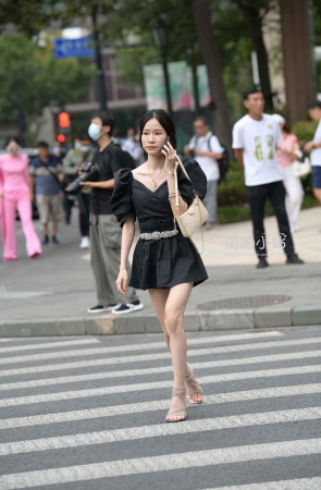 街拍黑色裙M足小姐姐
