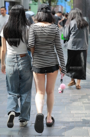 牛仔热裤美女