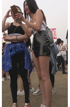 漂亮的小皮裙开叉美女