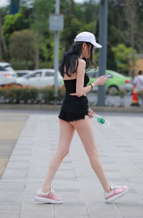 棒球帽性感身材月牙臀美腿美女高清原图